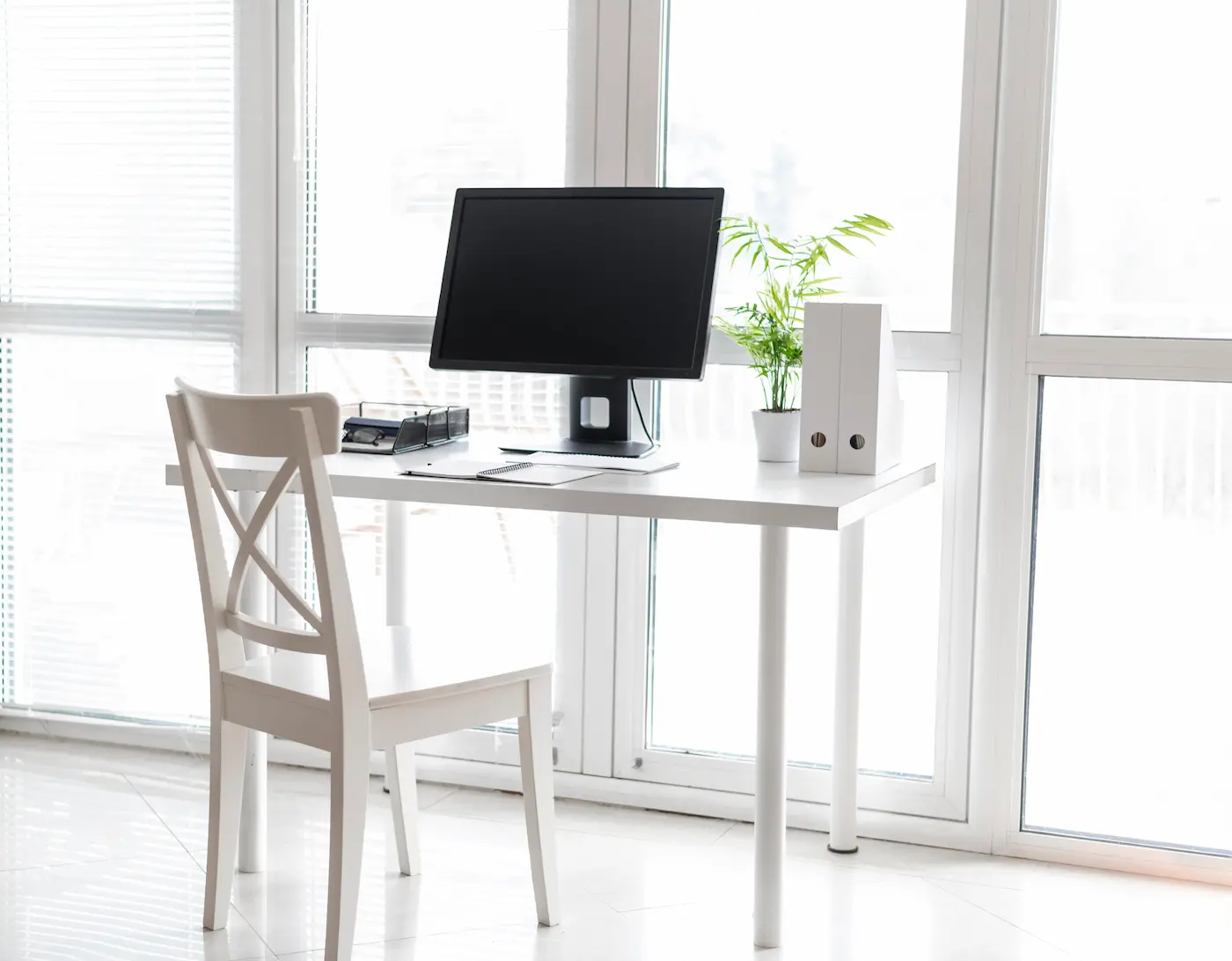 Voorbeelden van minimalistische thuiskantoren 